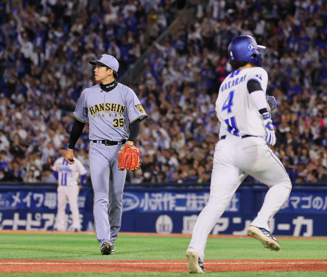 DeNA対阪神　5回裏DeNA2死一、二塁、山本祐大に2点適時二塁打を許した才木浩人（撮影・藤尾明華）