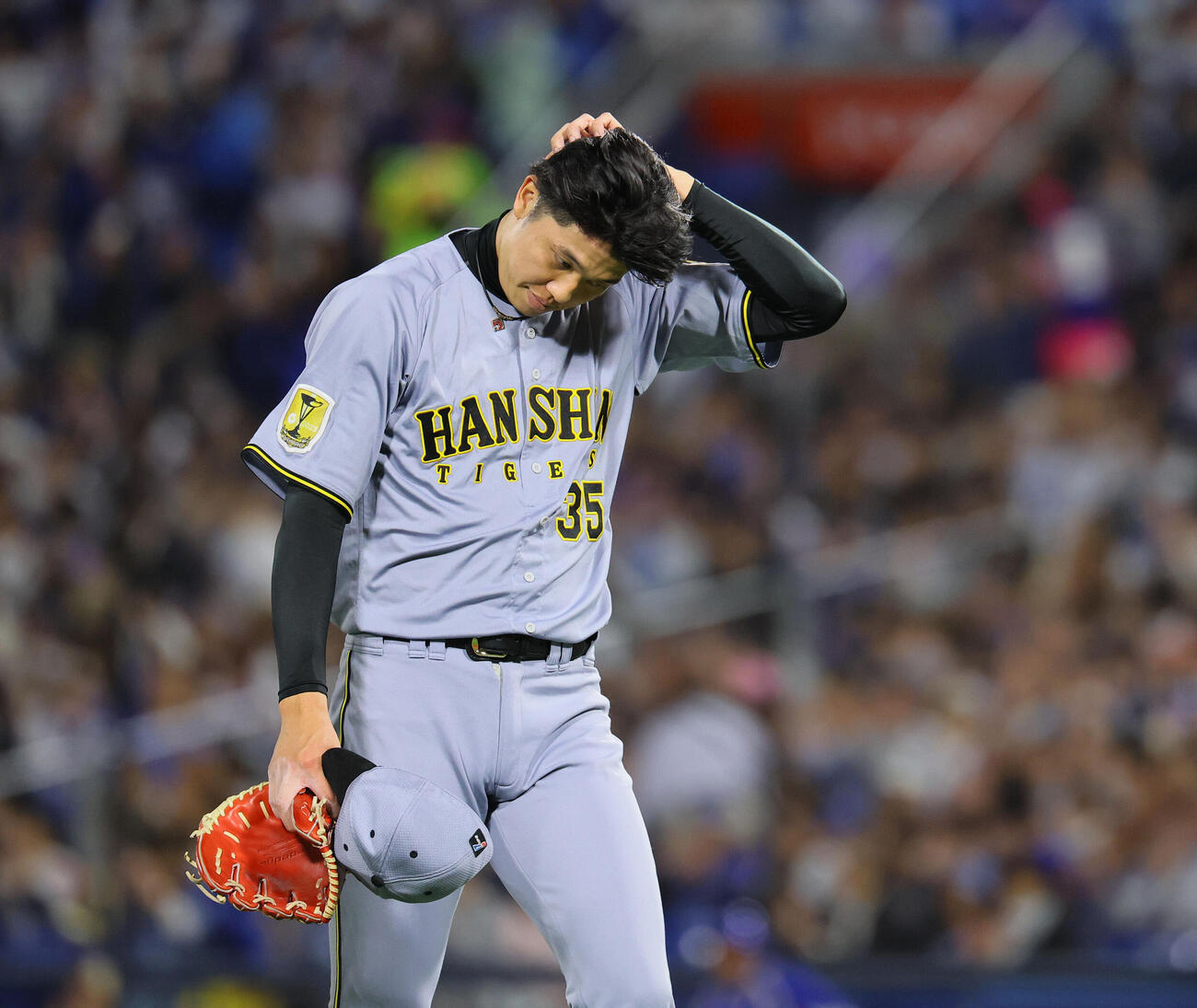DeNA対阪神　5回裏に逆転を許し、ガックリとベンチに戻る阪神才木浩人（撮影・藤尾明華）
