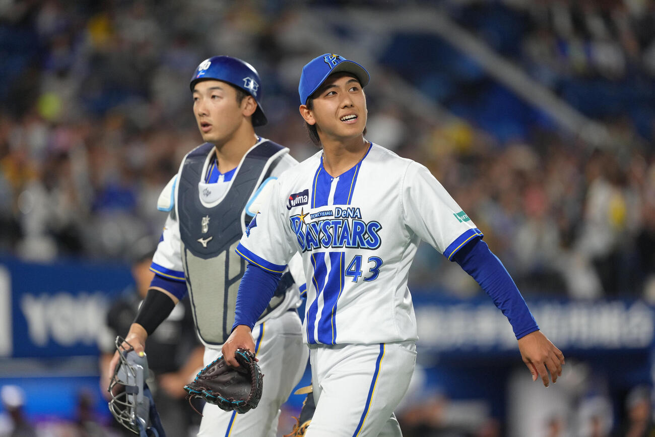 DeNA対阪神　3回、悔しそうな表情でベンチに戻る深沢鳳介（右）と山本祐大（撮影・足立雅史）　