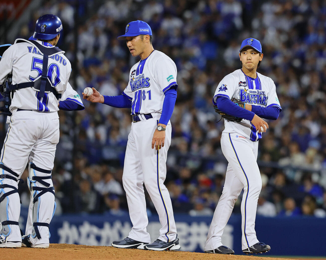 DeNA対阪神　4回途中、降板するDeNA深沢鳳介（右）。中央は相川亮二監督（撮影・藤尾明華）