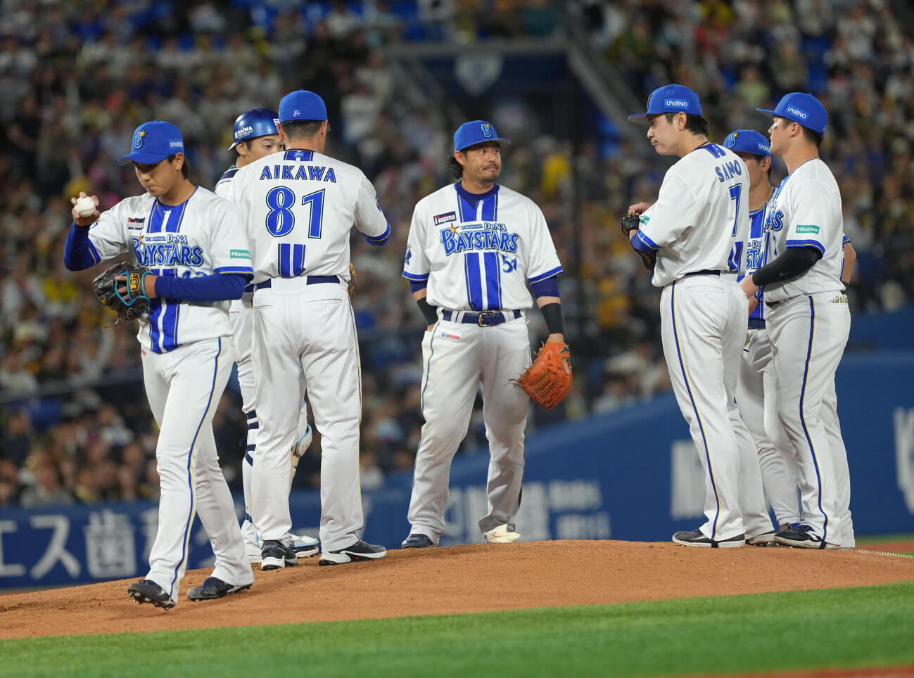 DeNA対阪神　5回途中、マウンドを降りるDeNA深沢鳳介（左端）（撮影・足立雅史）　