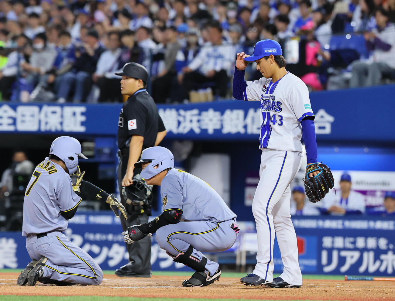 DeNA対阪神　3回表阪神2死一塁、佐藤輝明に適時二塁打を許した深沢鳳介（右）（撮影・藤尾明華）