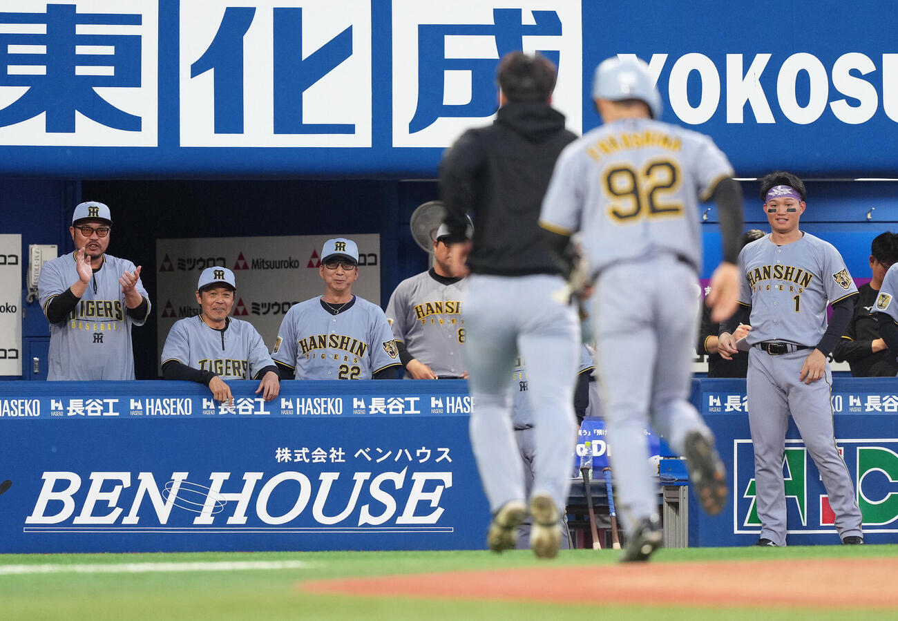 DeNA対阪神　2回表阪神2死一塁、坂本誠志郎の左前適時打にヘッドスライディングで生還した福島圭音（手前右）を笑顔で見つめる藤川球児監督（左から3人目）（撮影・足立雅史）　