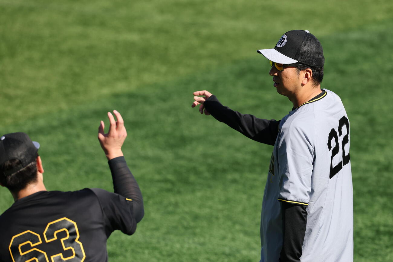 DeNA対阪神　試合前、石黒佑弥（左）と言葉を交わす阪神藤川球児監督＝2026年4月21日　