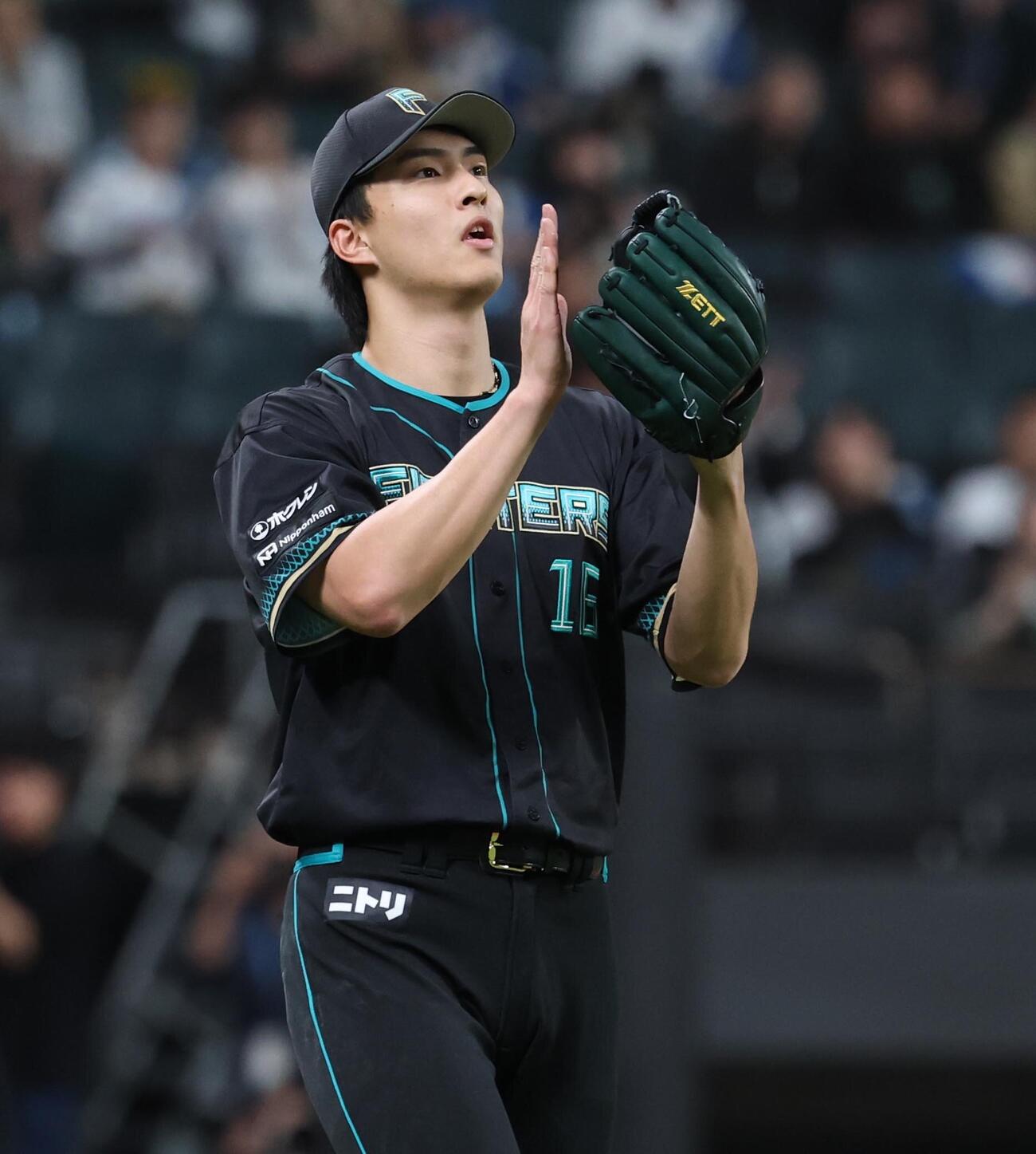 日本ハム対楽天　6回表楽天1死、小深田を一直にとりグラブをたたく達孝太（撮影・黒川智章）