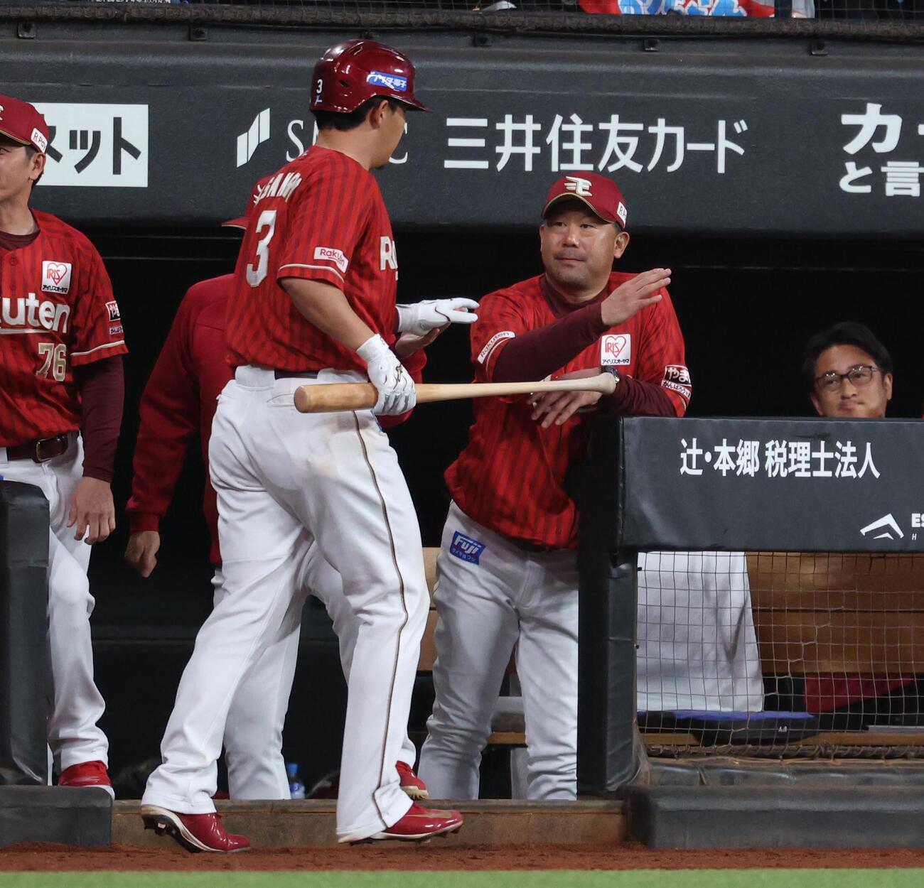 日本ハム対楽天　4回表、本塁打を放った浅村を出迎える三木監督（撮影・黒川智章）