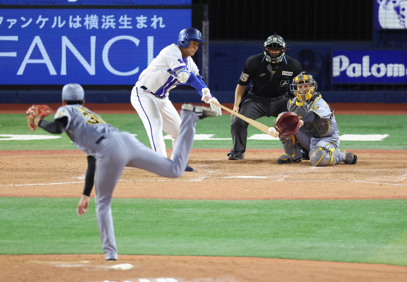 DeNA対阪神　5回裏DeNA2死二塁、中前適時打を放つ勝又温史。投手才木浩人（撮影・河田真司）