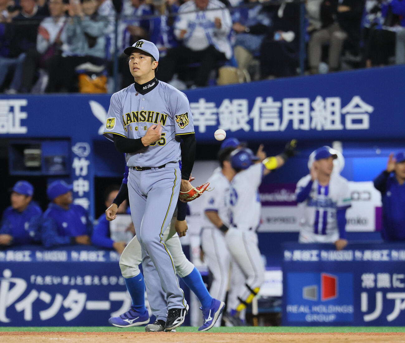DeNA対阪神　5回裏DeNA2死二塁、勝又温史に勝ち越しの適時打を許した才木浩人（撮影・藤尾明華）