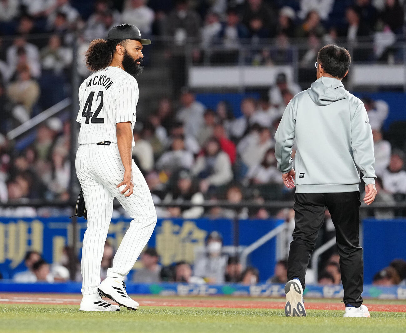 ロッテ対オリックス　6回表、降板するロッテ先発のアンドレ・ジャクソン（撮影・鈴木みどり）
