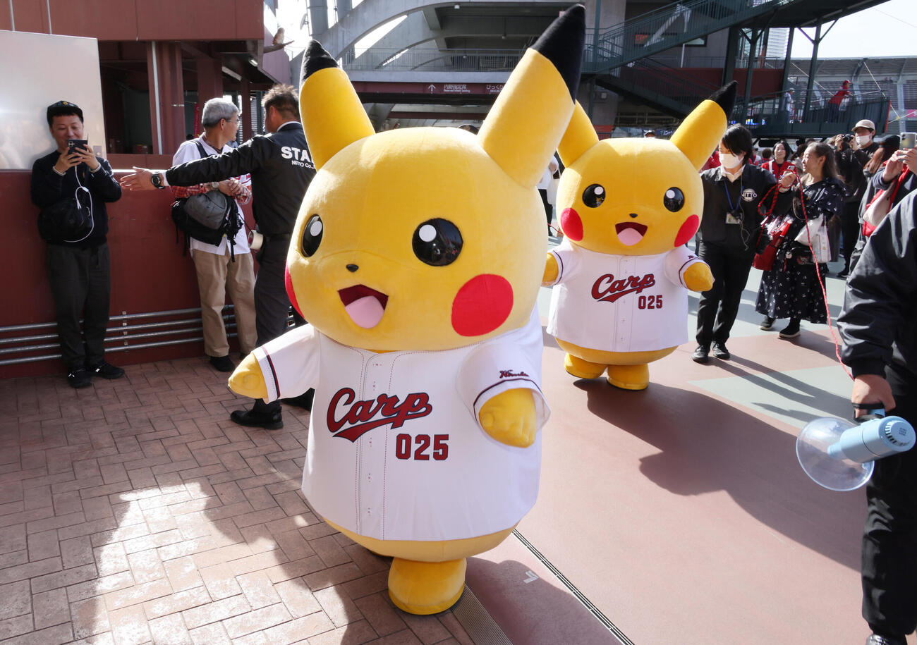 広島対ヤクルト　試合前に球場に登場したピカチュウ（撮影・加藤孝規）