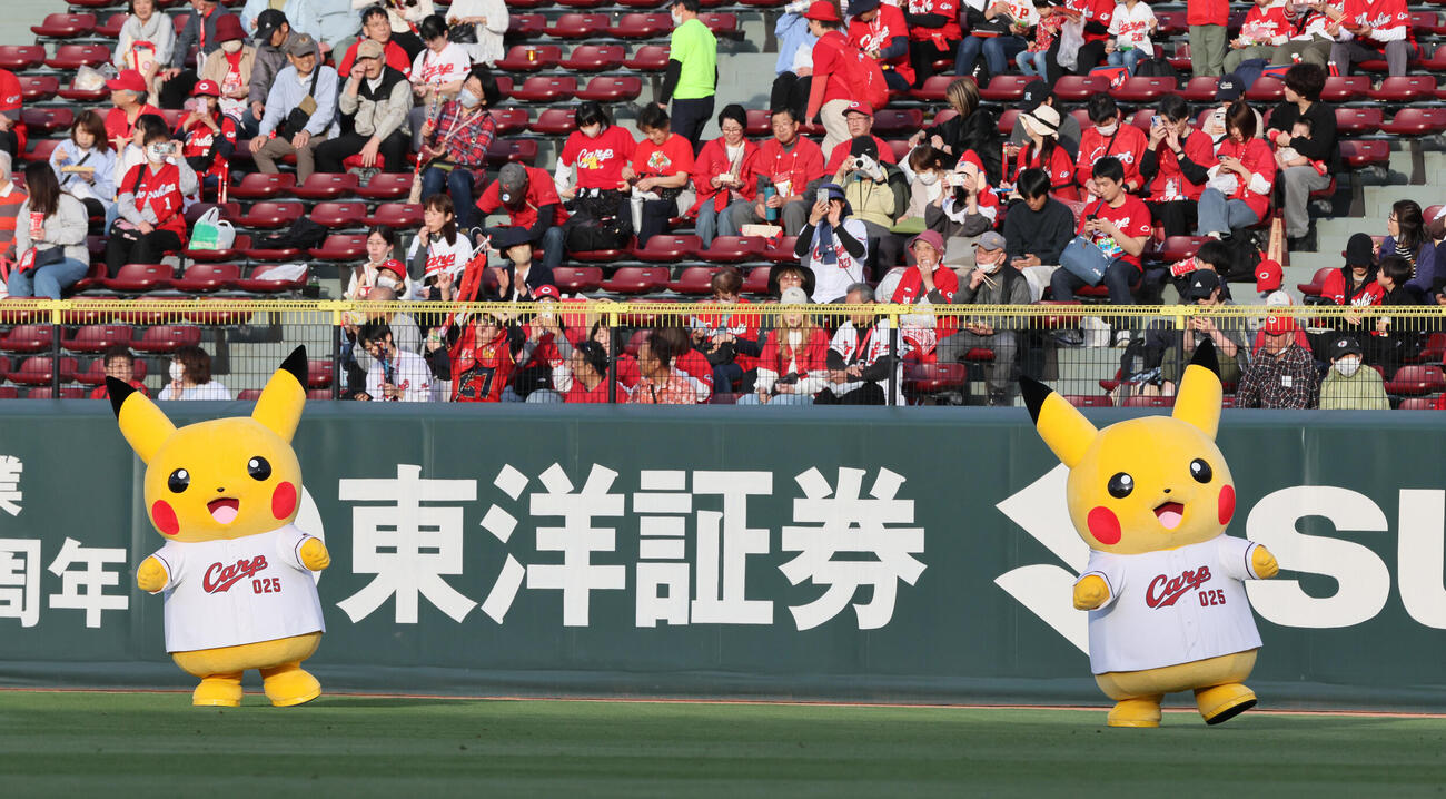 広島対ヤクルト　グラウンドで踊るピカチュウ（撮影・加藤孝規）