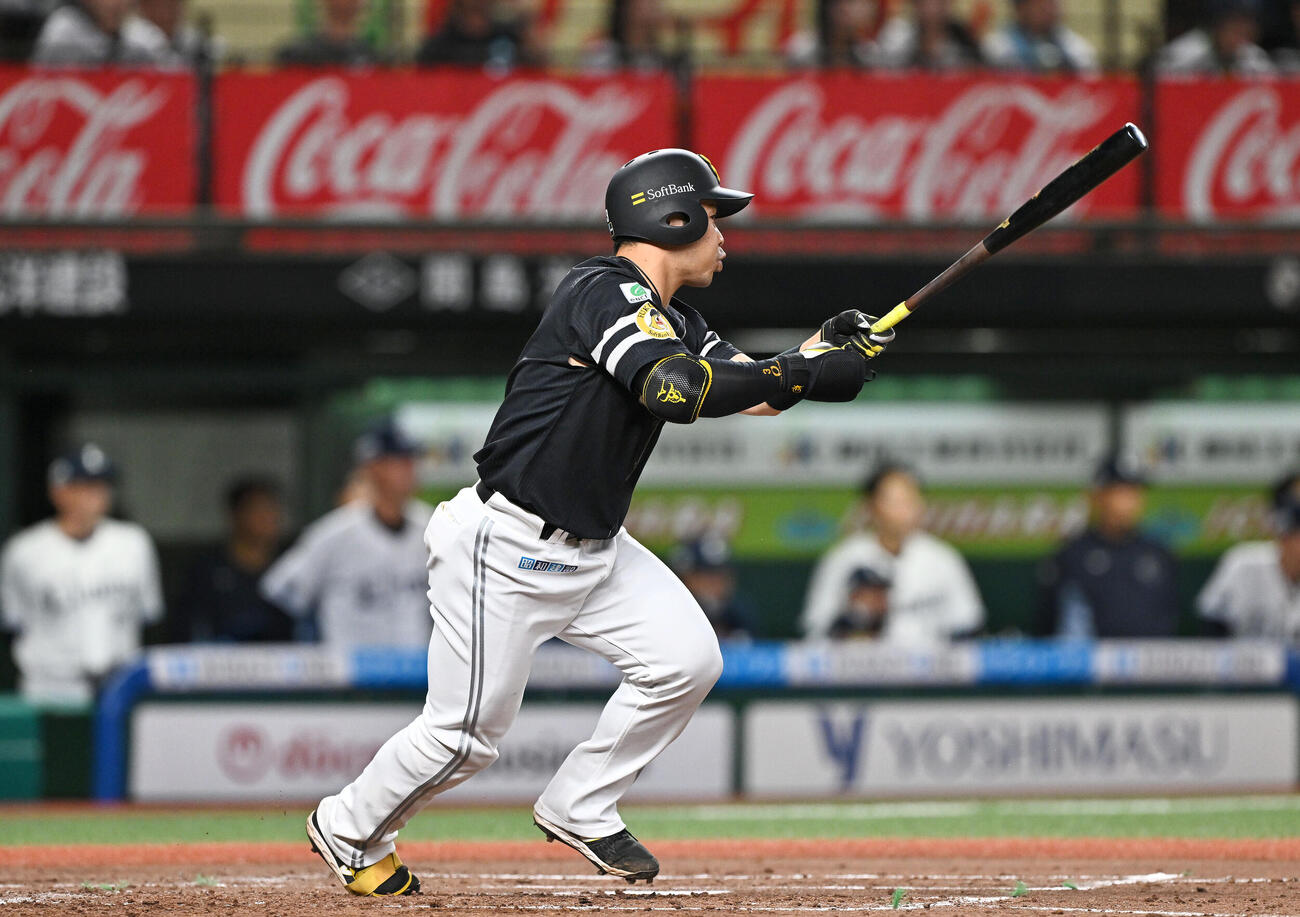 西武対ソフトバンク　2回表ソフトバンク2死一、三塁、近藤健介は適時打を放つ（撮影・滝沢徹郎）