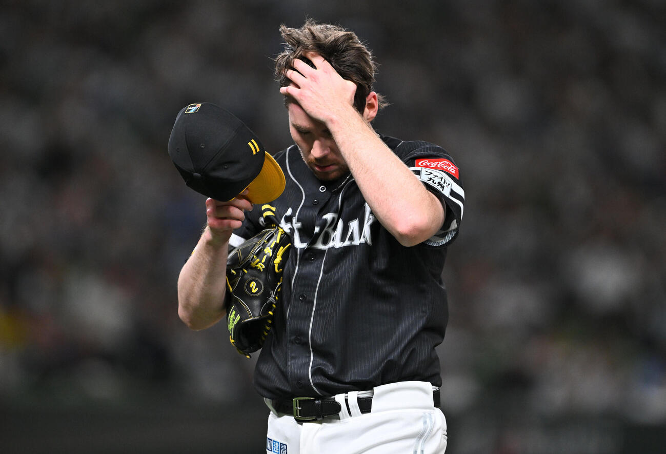 西武対ソフトバンク　1回裏に6失点し浮かない表情で引き揚げるソフトバンク先発のカーター・スチュワート（撮影・滝沢徹郎）