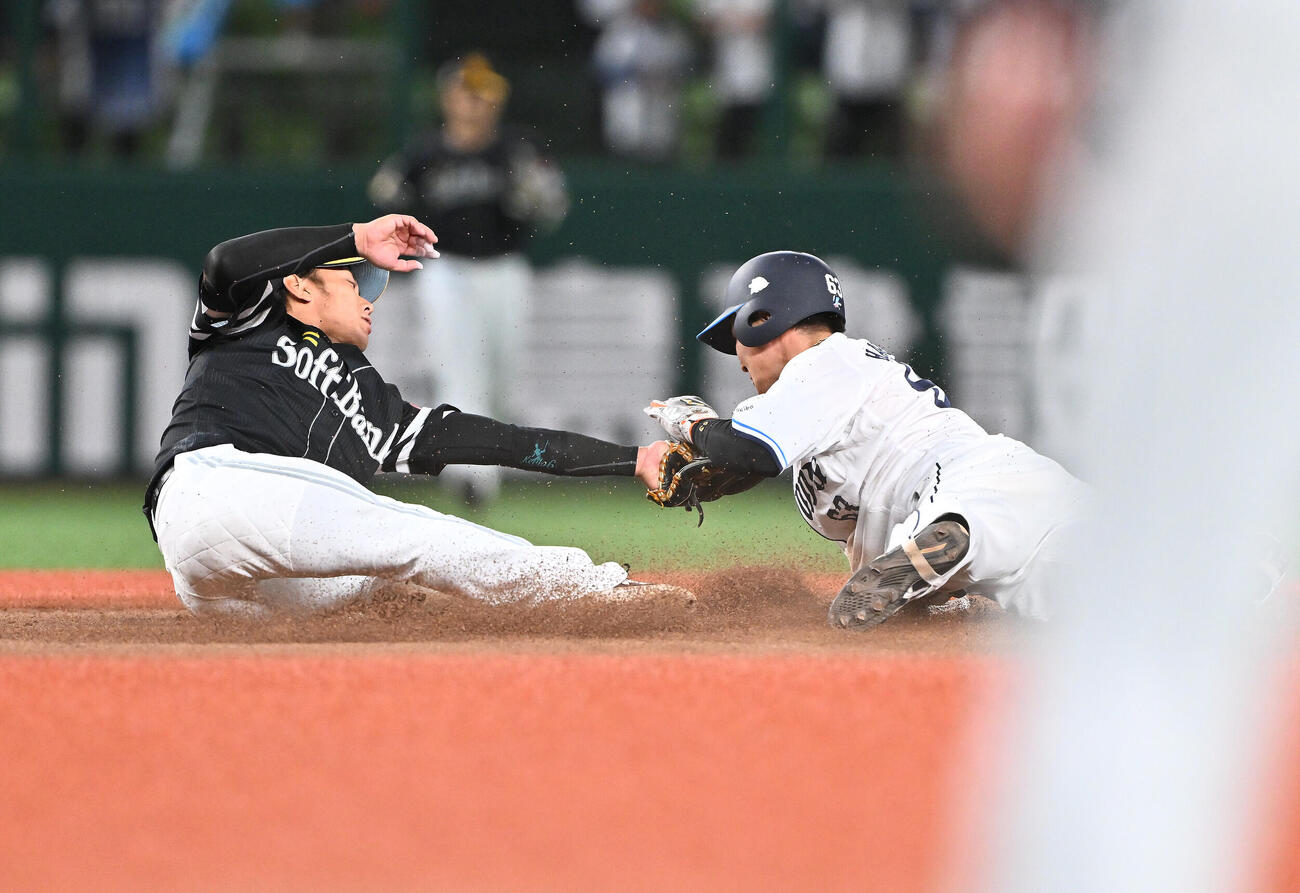 西武対ソフトバンク　　6回裏西武1死一塁、二塁盗塁を狙う長谷川信哉（右）をアウトにする遊撃手今宮健太（撮影・滝沢徹郎）