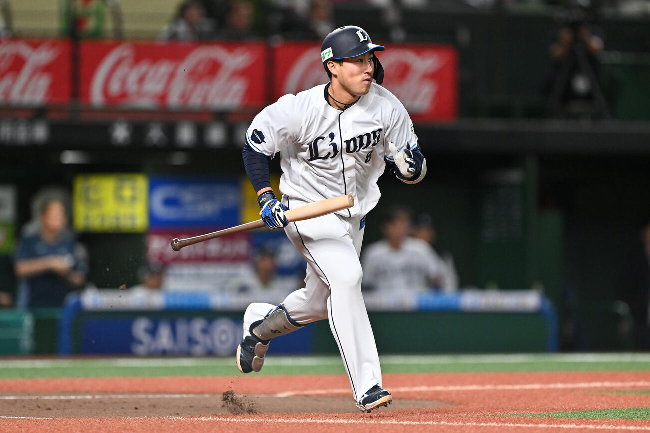 西武対ソフトバンク　1回裏西武無死一、三塁、渡部聖弥は先制右前適時打を放つ（撮影・滝沢徹郎）