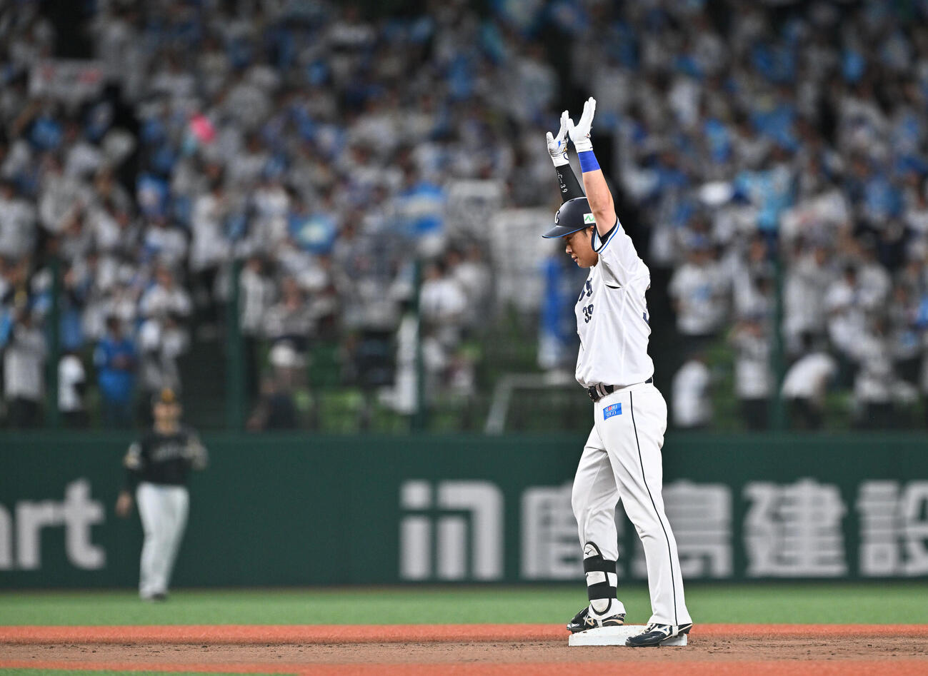 西武対ソフトバンク　1回裏西武2死三塁、平沢大河は適時二塁打を放ちポーズを決める（撮影・滝沢徹郎）