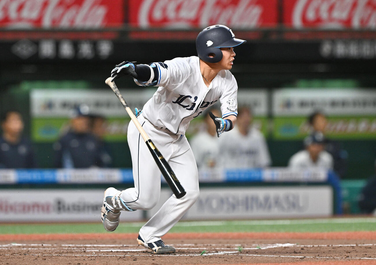 西武対ソフトバンク　1回裏西武2死二、三塁、滝沢夏央は中前適時打を放つ（撮影・滝沢徹郎）