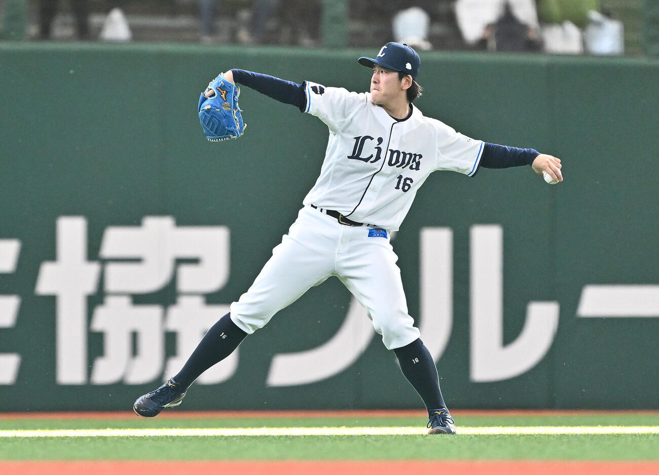 西武対ソフトバンク　　試合の準備をする西武隅田知一郎（撮影・滝沢徹郎）