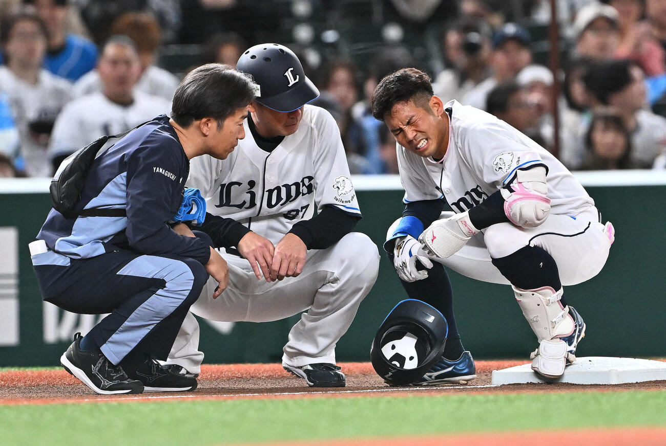西武対ソフトバンク　1回裏西武無死、アクシデントに厳しい表情の桑原将志（右）（撮影・滝沢徹郎）