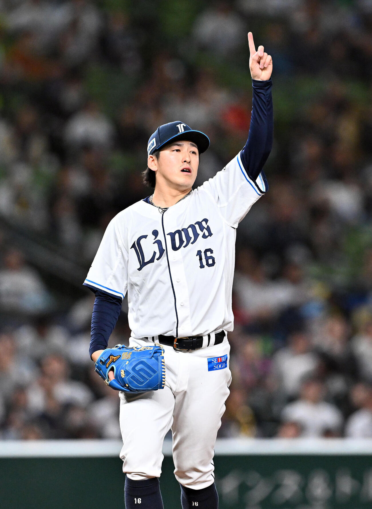 西武対ソフトバンク　　6回表ソフトバンク1死、山川穂高の一飛の打球を指さす隅田知一郎（撮影・滝沢徹郎）