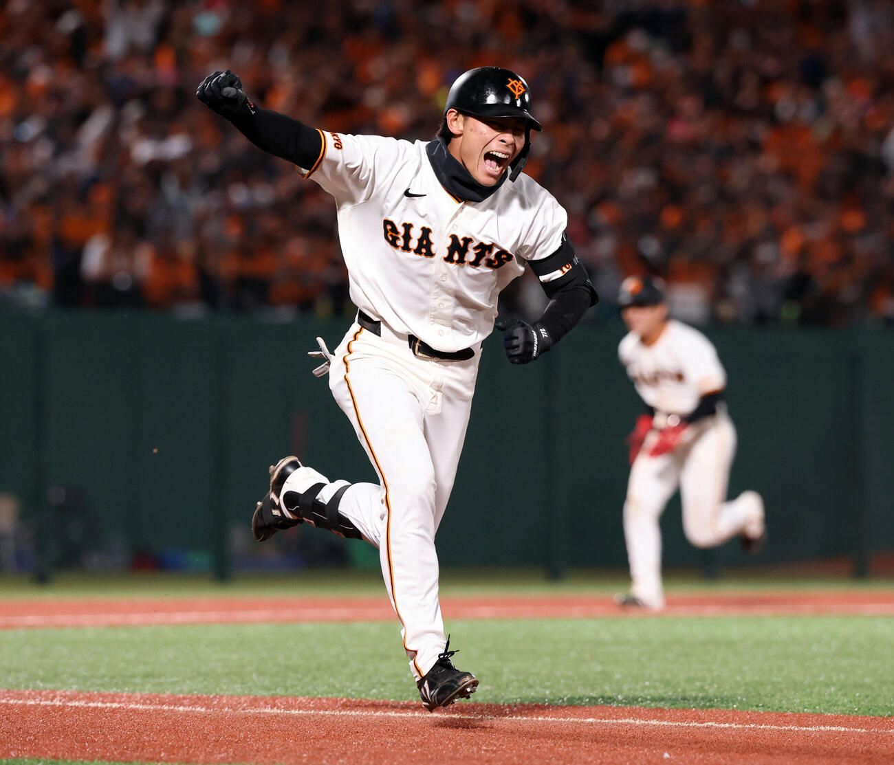 巨人対中日　7回裏巨人無死二、三塁、平山功太は2点逆転適時打を放ち雄たけびを上げてガッツポーズ（撮影・浅見桂子）