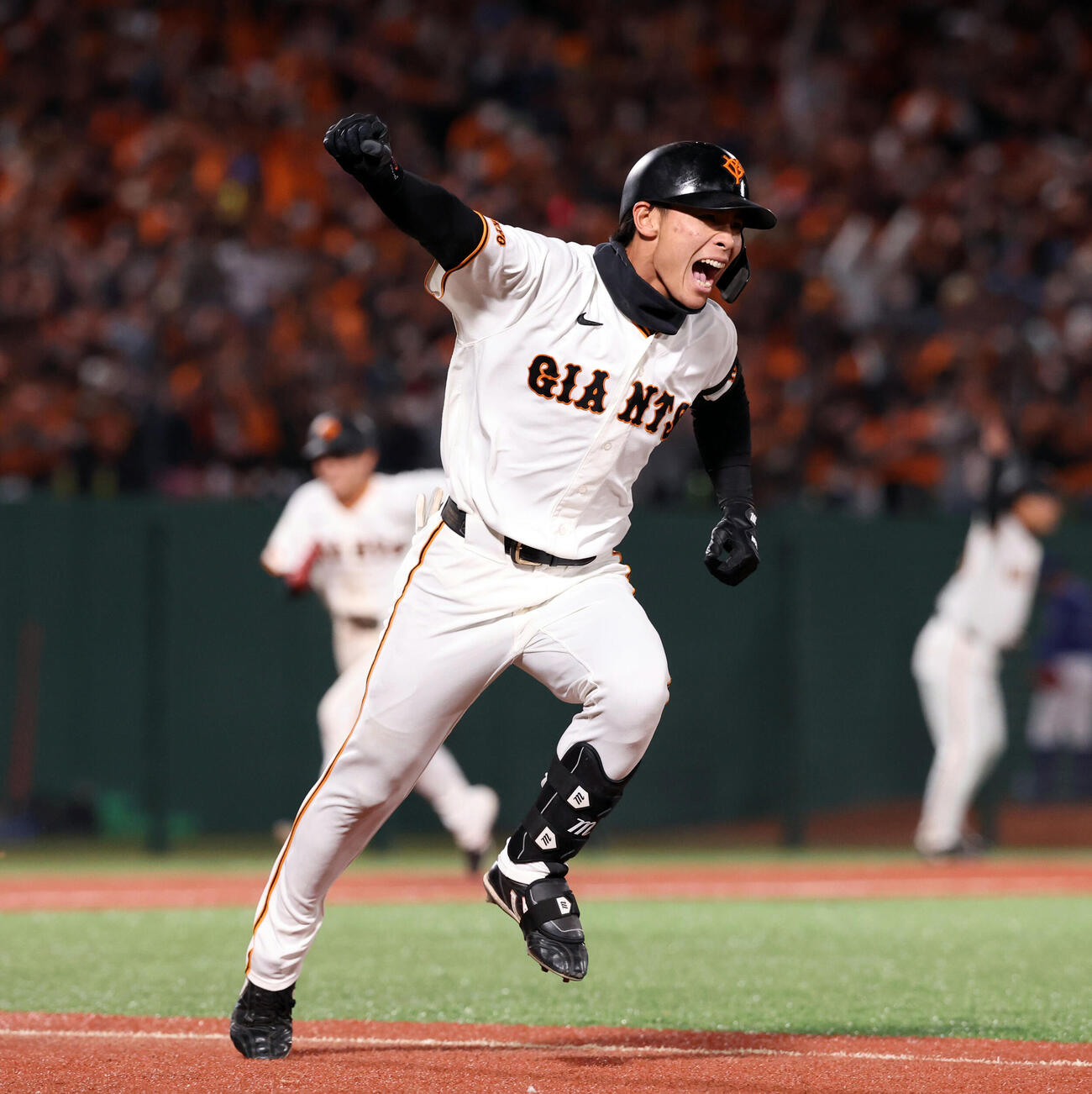 巨人対中日　7回裏巨人無死二、三塁、平山功太は2点逆転適時打を放ち雄たけびを上げてガッツポーズ（撮影・浅見桂子）