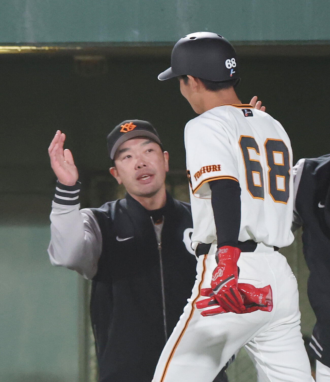巨人対中日　7回裏巨人無死二、三塁、平山功太の2点適時打で生還した宇都宮葵星（右）を迎える阿部慎之助監督（撮影・宮地輝）