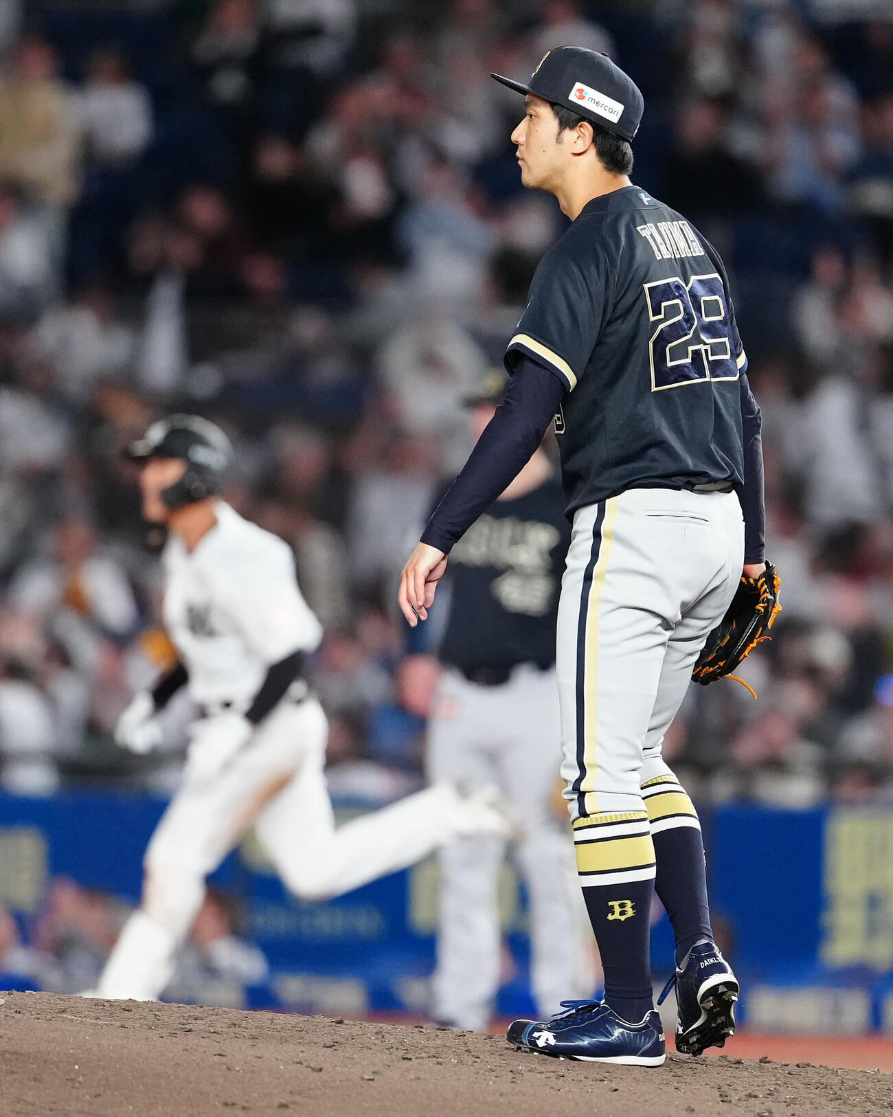 ロッテ対オリックス　5回裏ロッテ無死一、二塁、石川慎吾に3点本塁打を浴び、ぼうぜんとする田嶋大樹（撮影・鈴木みどり）