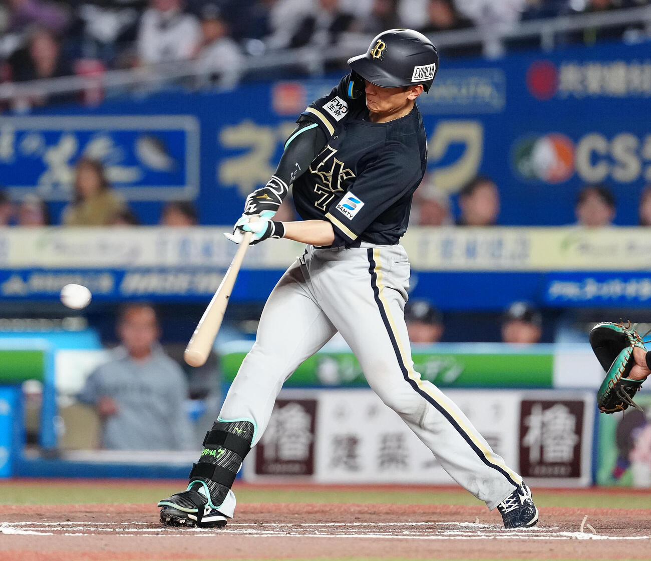 ロッテ対オリックス　6回表オリックス無死一塁、適時二塁打を放つ西川龍馬（撮影・鈴木みどり）