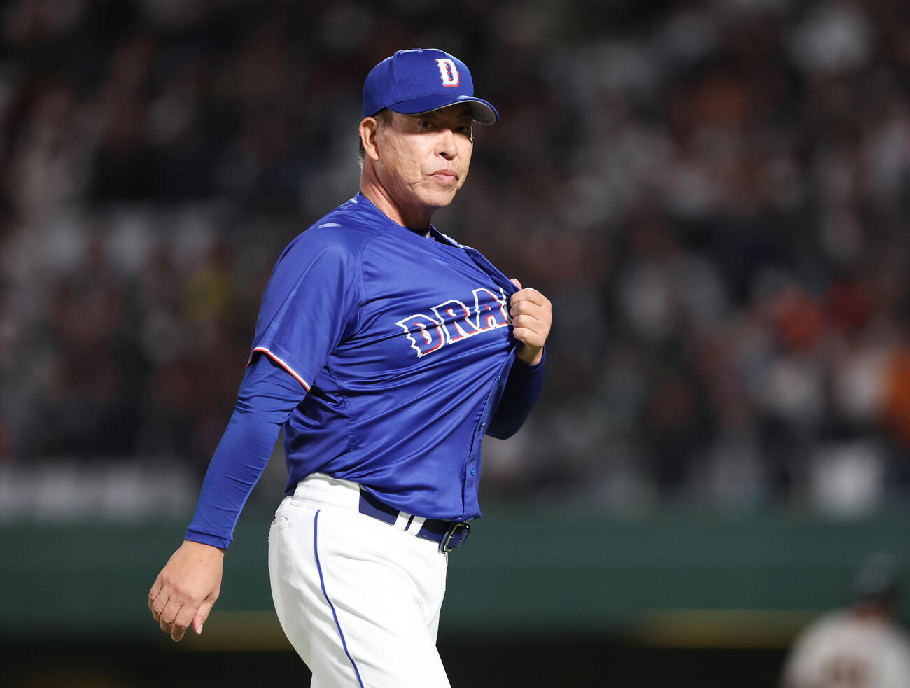 巨人対中日　8回裏途中、投手を交代しベンチに下がる中日井上一樹監督（撮影・宮地輝）