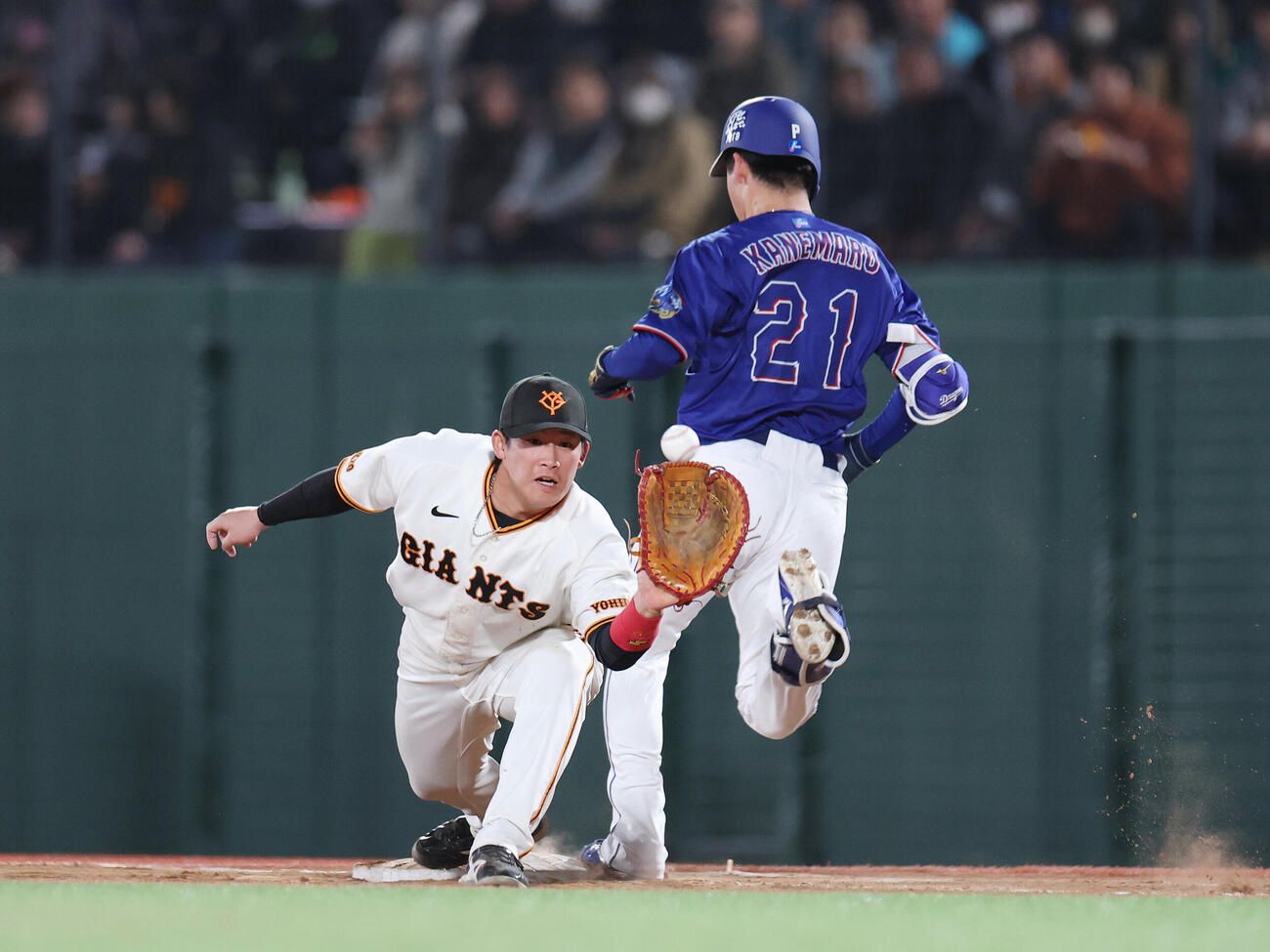 巨人対中日　4回表中日2死一塁、三塁内野安打を放つ金丸夢斗　（撮影・宮地輝）