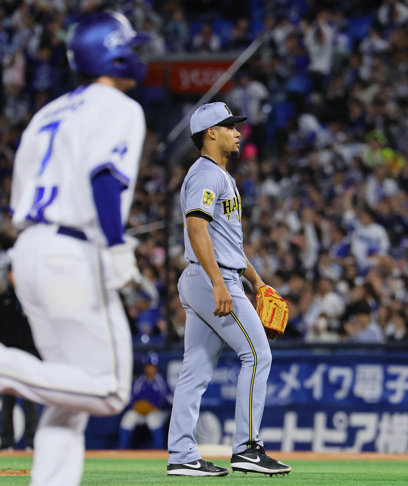 DeNA対阪神　7回裏DeNA無死満塁、山本祐大に押し出しの四球を与えたダウリ・モレッタ（撮影・藤尾明華）