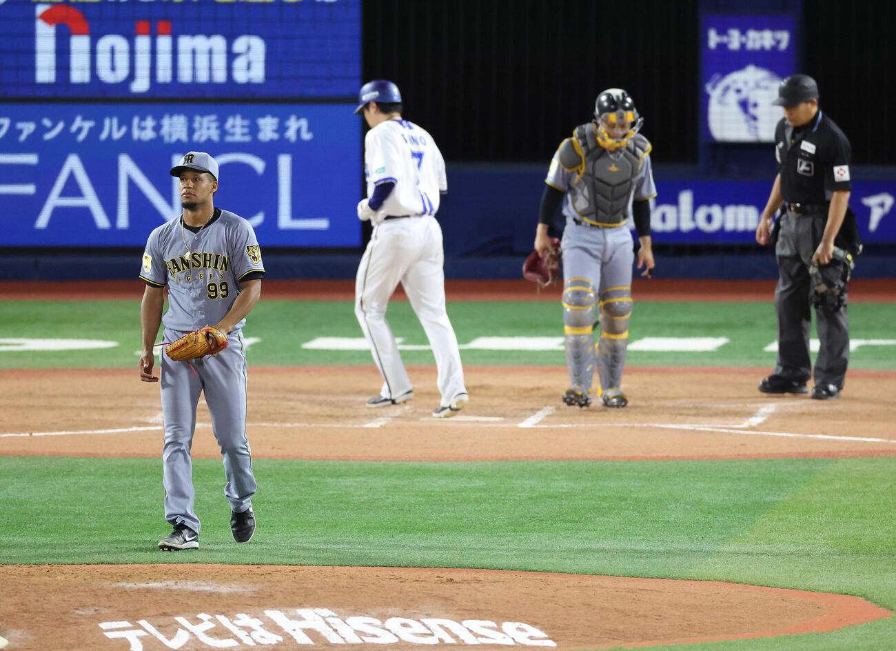 DeNA対阪神　7回裏DeNA無死満塁、山本祐大に押し出し四球を与えるモレッタ（撮影・河田真司）