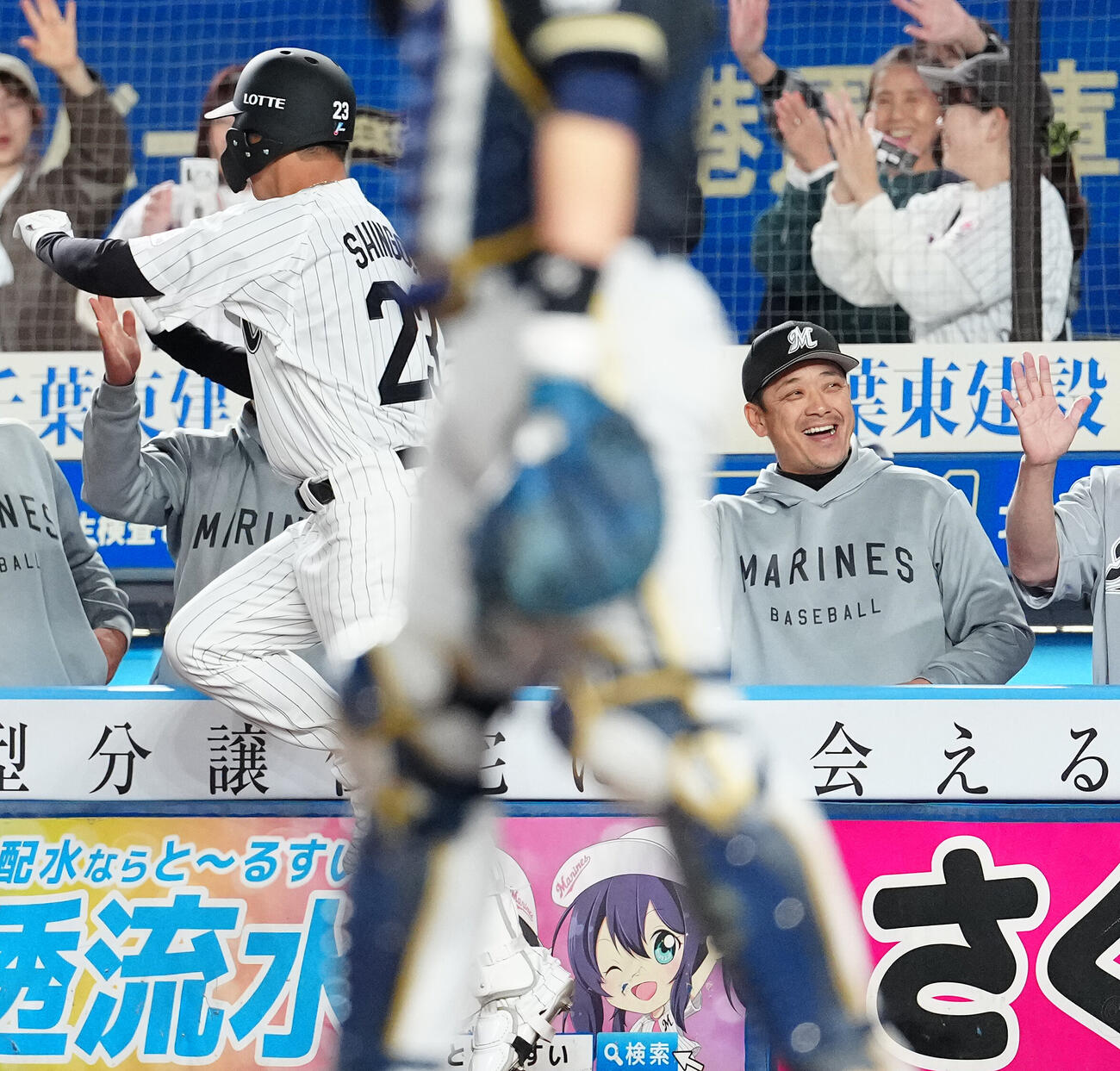 ロッテ対オリックス　5回裏ロッテ無死一、二塁、3点本塁打を放った石川慎吾（左）を笑顔で迎えるサブロー監督（撮影・鈴木みどり）