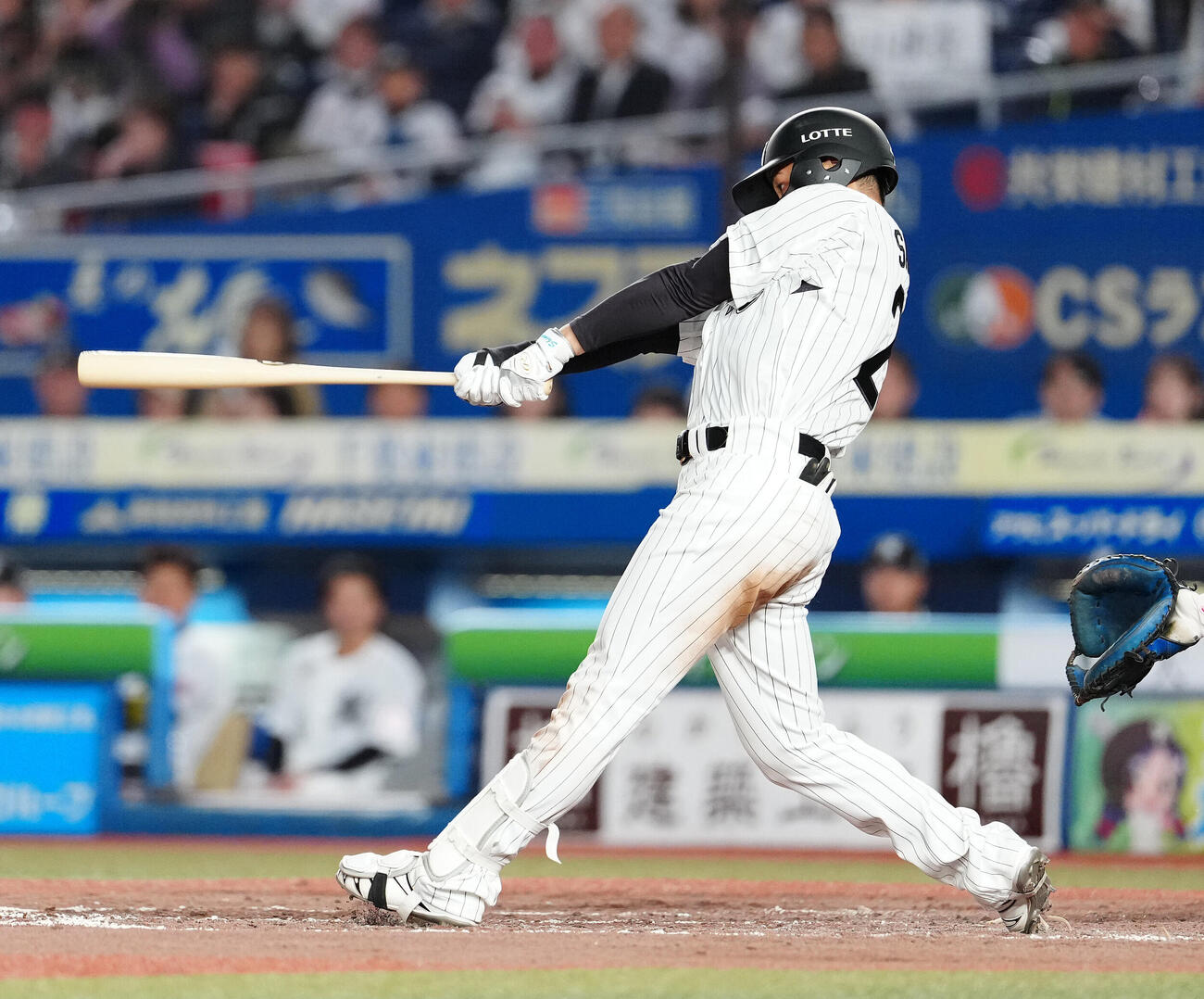 ロッテ対オリックス　5回裏ロッテ無死一、二塁、3点本塁打を放つ石川慎吾（撮影・鈴木みどり）