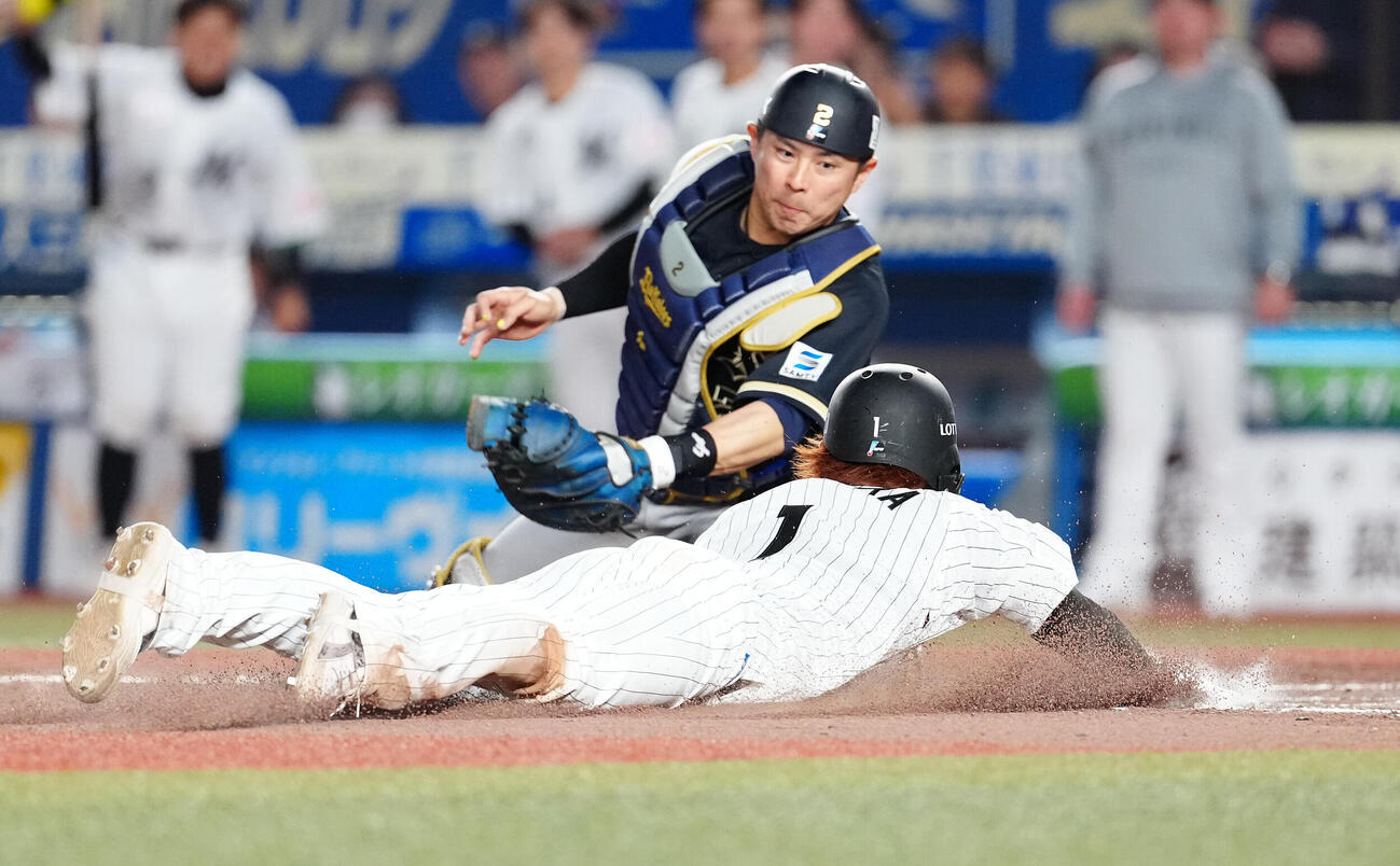 ロッテ対オリックス　6回裏ロッテ2死一、二塁、西川史礁の2点適時二塁打で生還する一塁走者藤原恭大。捕手若月健矢（撮影・鈴木みどり）