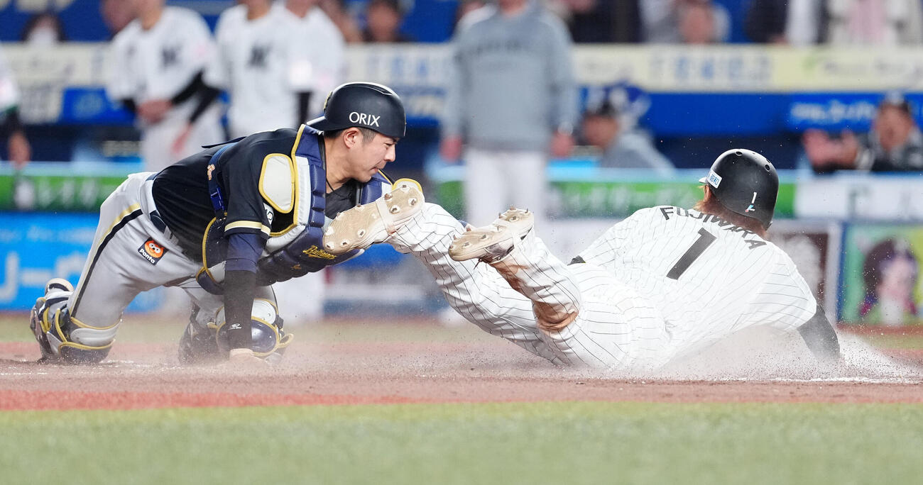 ロッテ対オリックス　6回裏ロッテ2死一、二塁、西川史礁の2点適時二塁打で生還する一塁走者藤原恭大。捕手若月健矢（撮影・鈴木みどり）