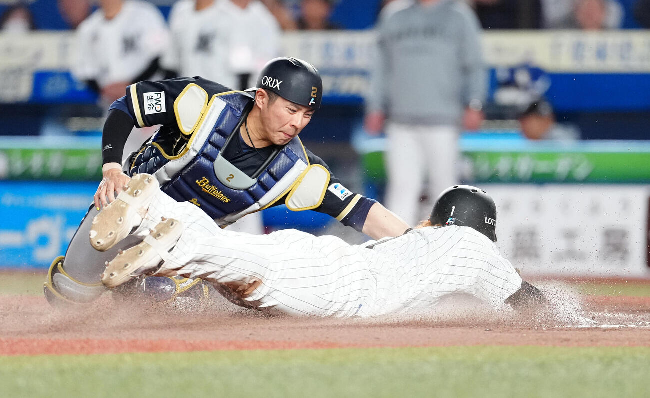 ロッテ対オリックス　6回裏ロッテ2死一、二塁、西川史礁の2点適時二塁打で生還する一塁走者藤原恭大。捕手若月健矢（撮影・鈴木みどり）