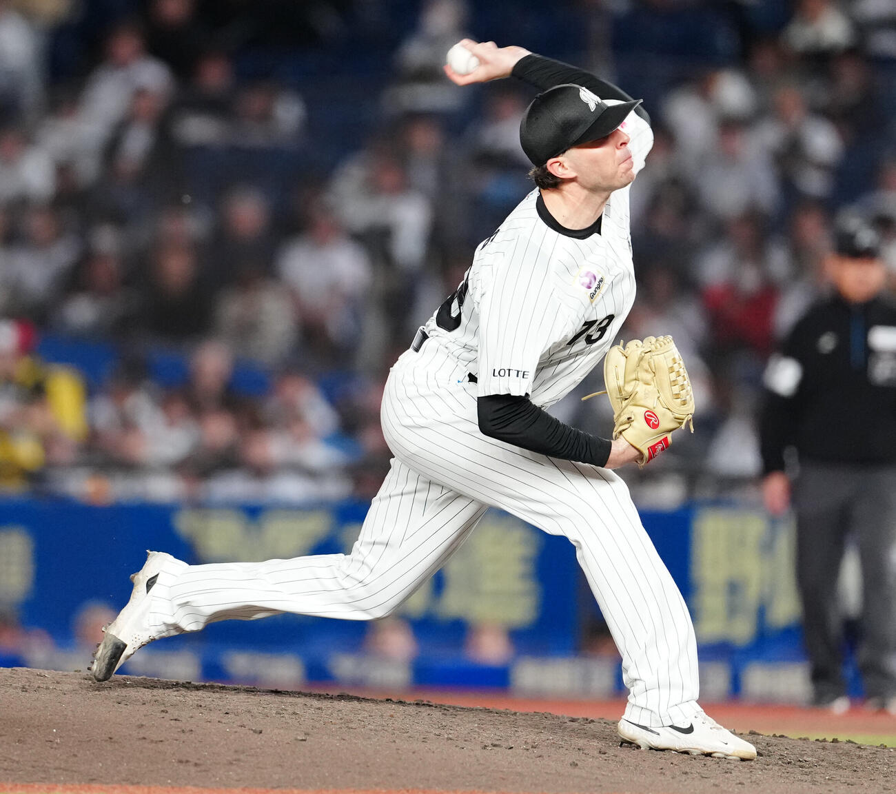 ロッテ対オリックス　7回表から3番手で登板したロッテのサム・ロング（撮影・鈴木みどり）
