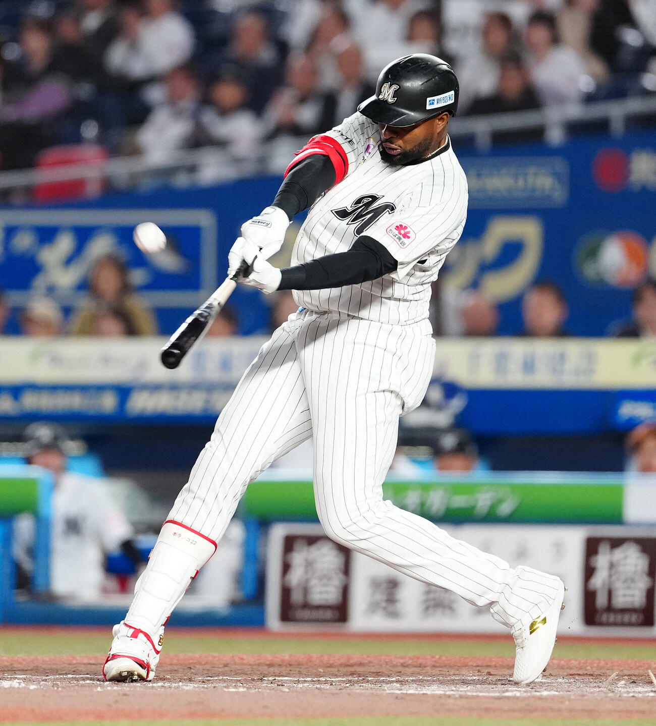 ロッテ対オリックス　7回裏ロッテ1死三塁、中犠飛を放つ代打グレゴリー・ポランコ（撮影・鈴木みどり）