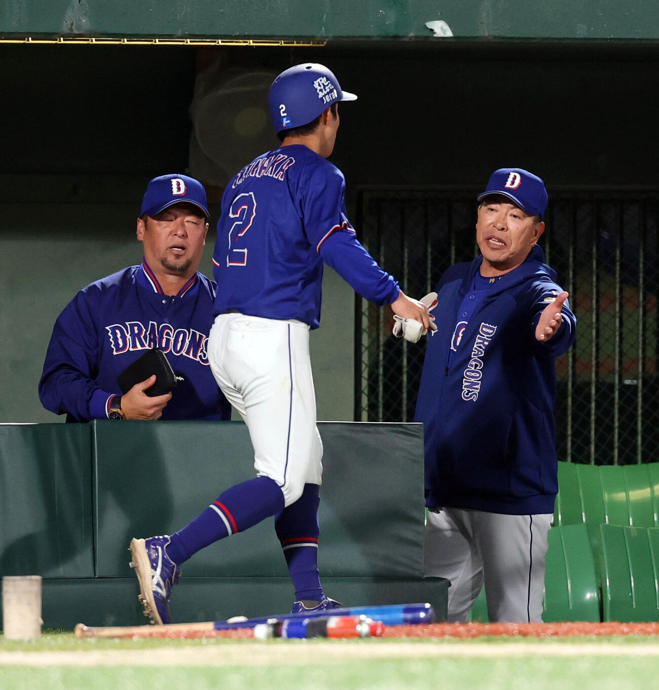 巨人対中日　4回表中日2死満塁、石伊雄太の先制適時打で生還した田中幹也を迎える井上一樹監督（右）（撮影・浅見桂子）