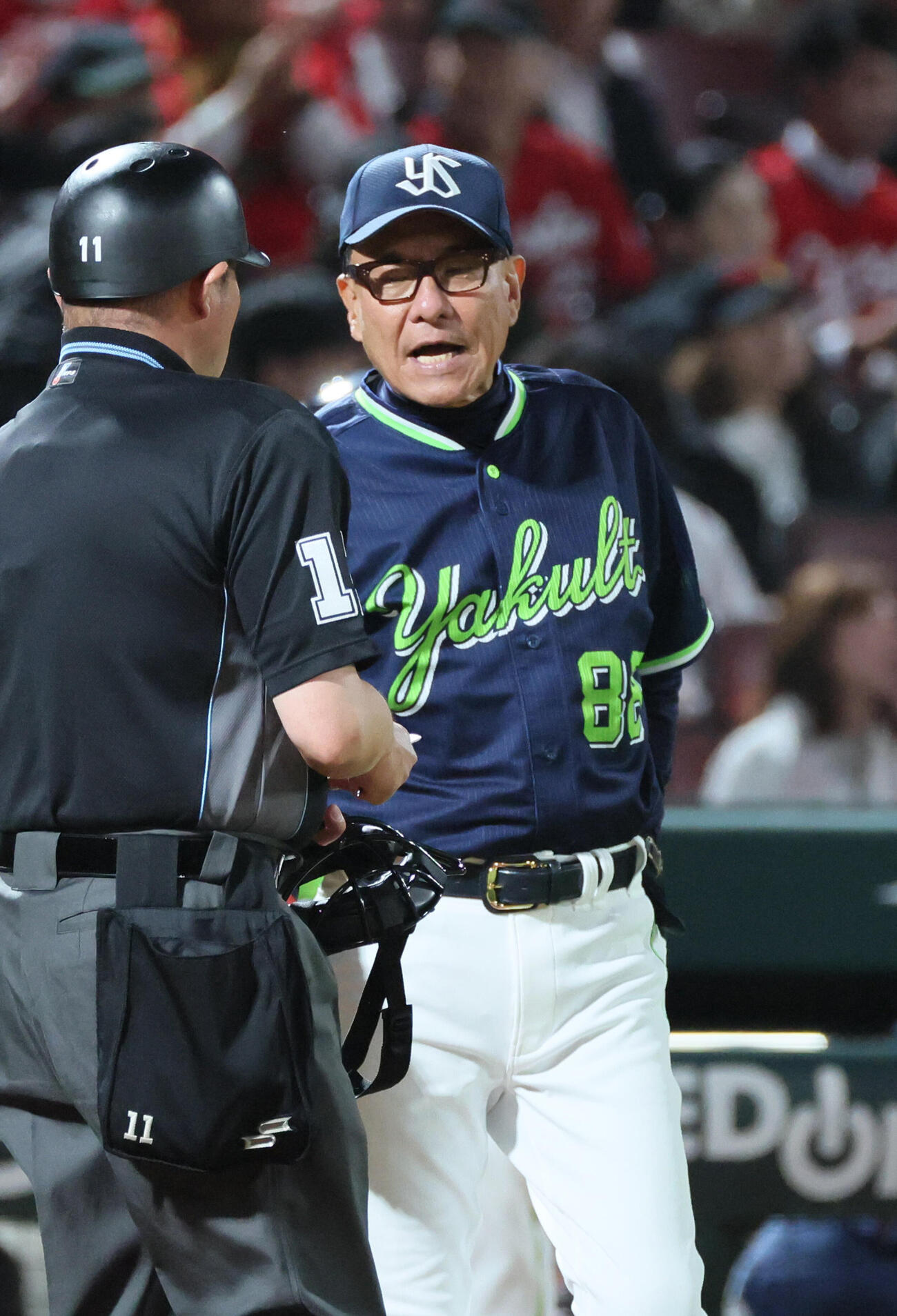 広島対ヤクルト　6回表終了時、交代を告げるヤクルト池山隆寛監督（撮影・加藤孝規）