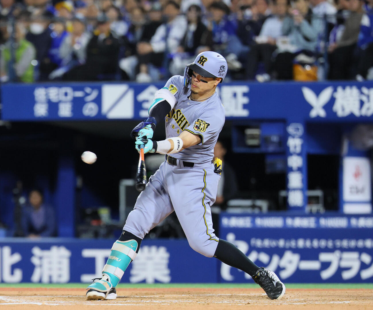 DeNA対阪神　7回表阪神1死、佐藤輝明は二塁打を放つ（撮影・藤尾明華）
