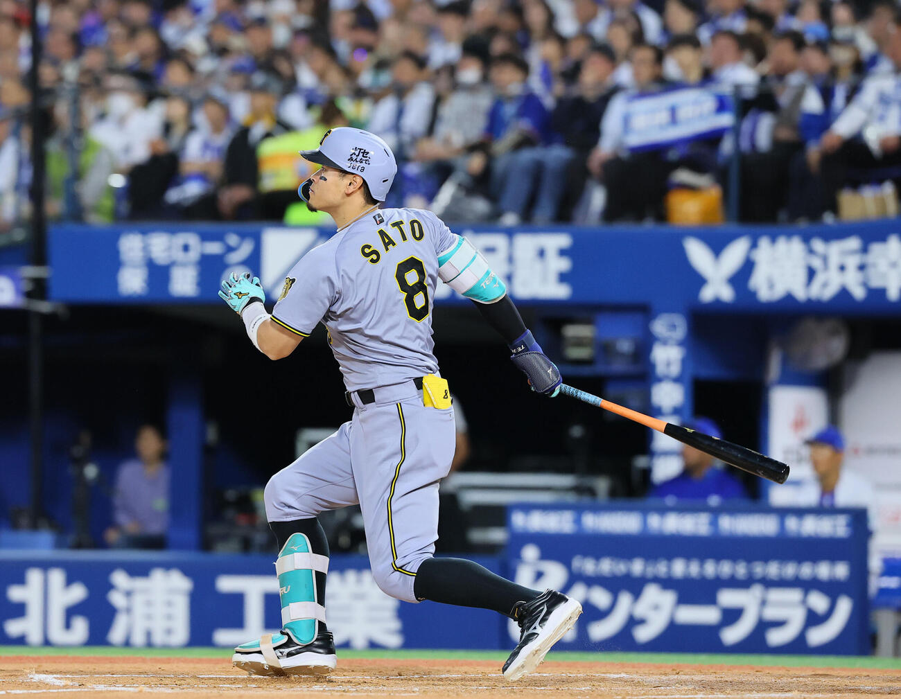 DeNA対阪神　3回表阪神2死一塁、佐藤輝明は右中間に適時二塁打を放つ（撮影・藤尾明華）