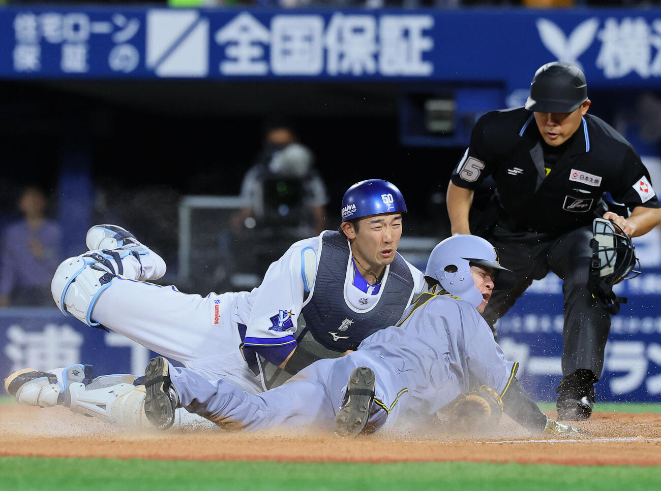 DeNA対阪神　3回表阪神2死一塁、佐藤輝明の適時二塁打で生還する中野拓夢。捕手山本祐大（撮影・藤尾明華）