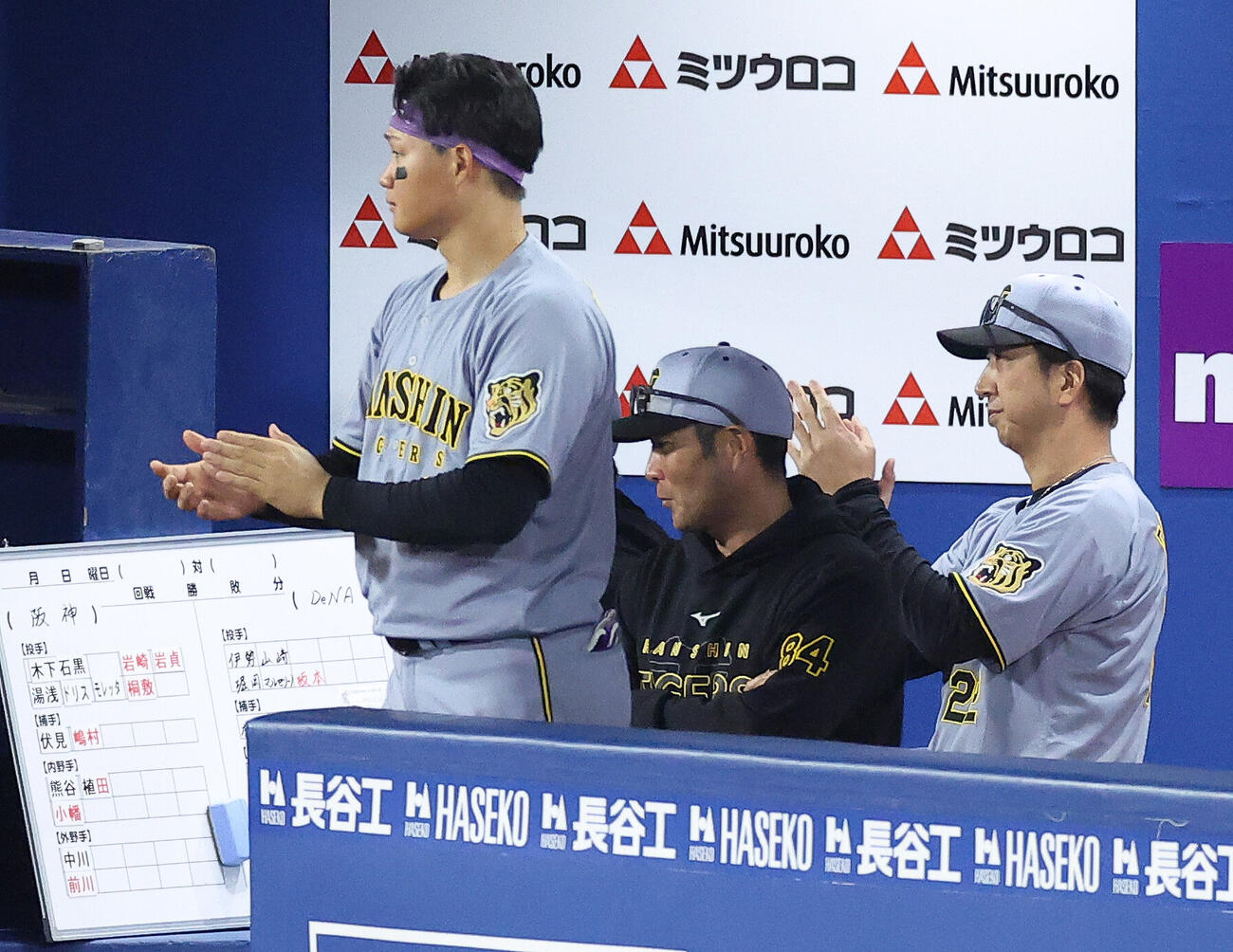 DeNA対阪神　7回表阪神1死一、三塁、木浪聖也の二ゴロ佐藤輝明が生還し拍手する藤川（右）（撮影・河田真司）