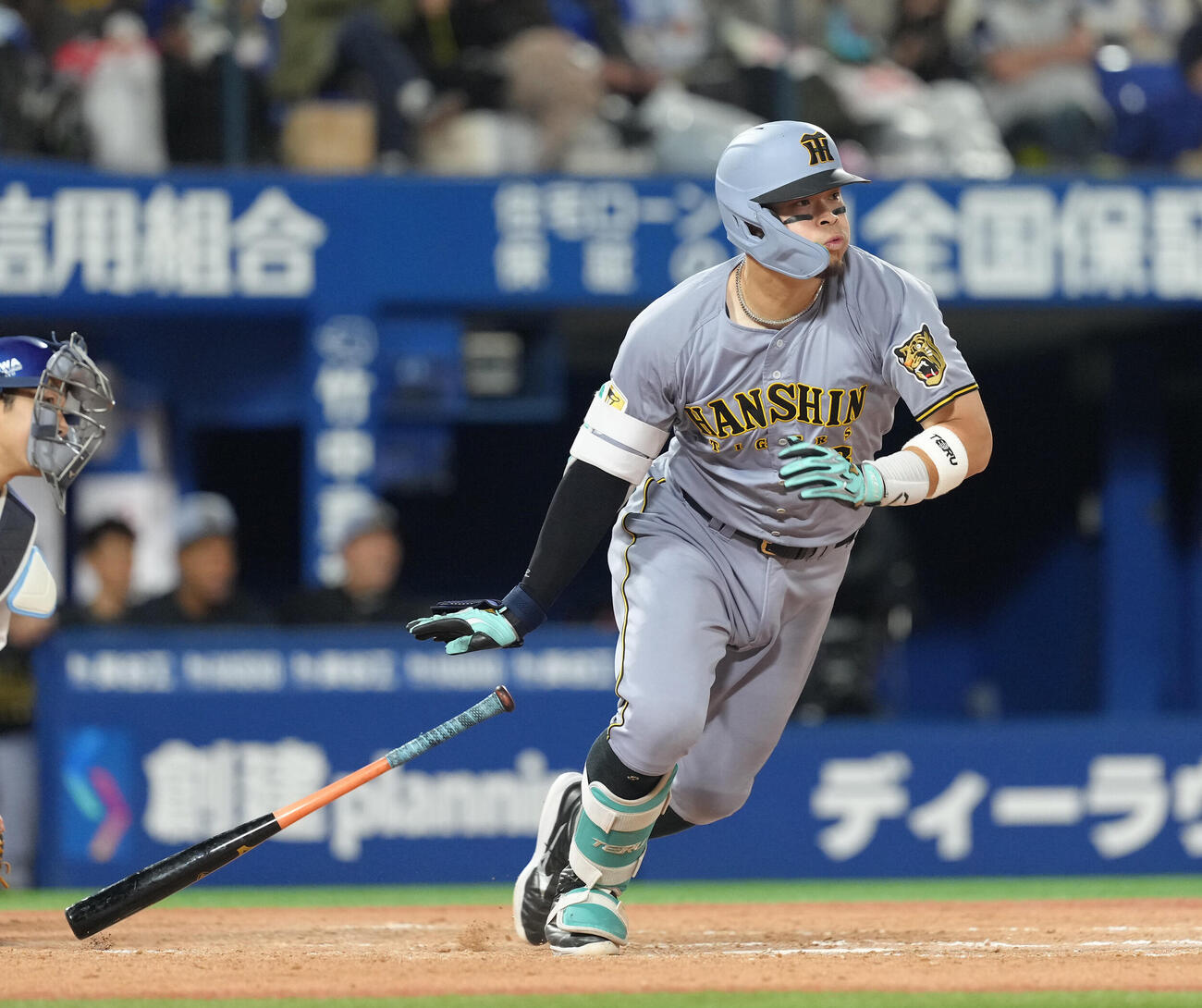 DeNA対阪神　8回表阪神1死満塁、佐藤輝明は2点適時二塁打を放つ（撮影・足立雅史）