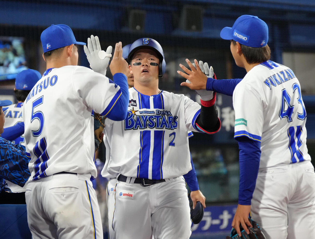DeNA対阪神　3回裏DeNA1死一塁、牧秀悟（中央）は2点本塁打を放ちタッチを交わす（撮影・足立雅史）　