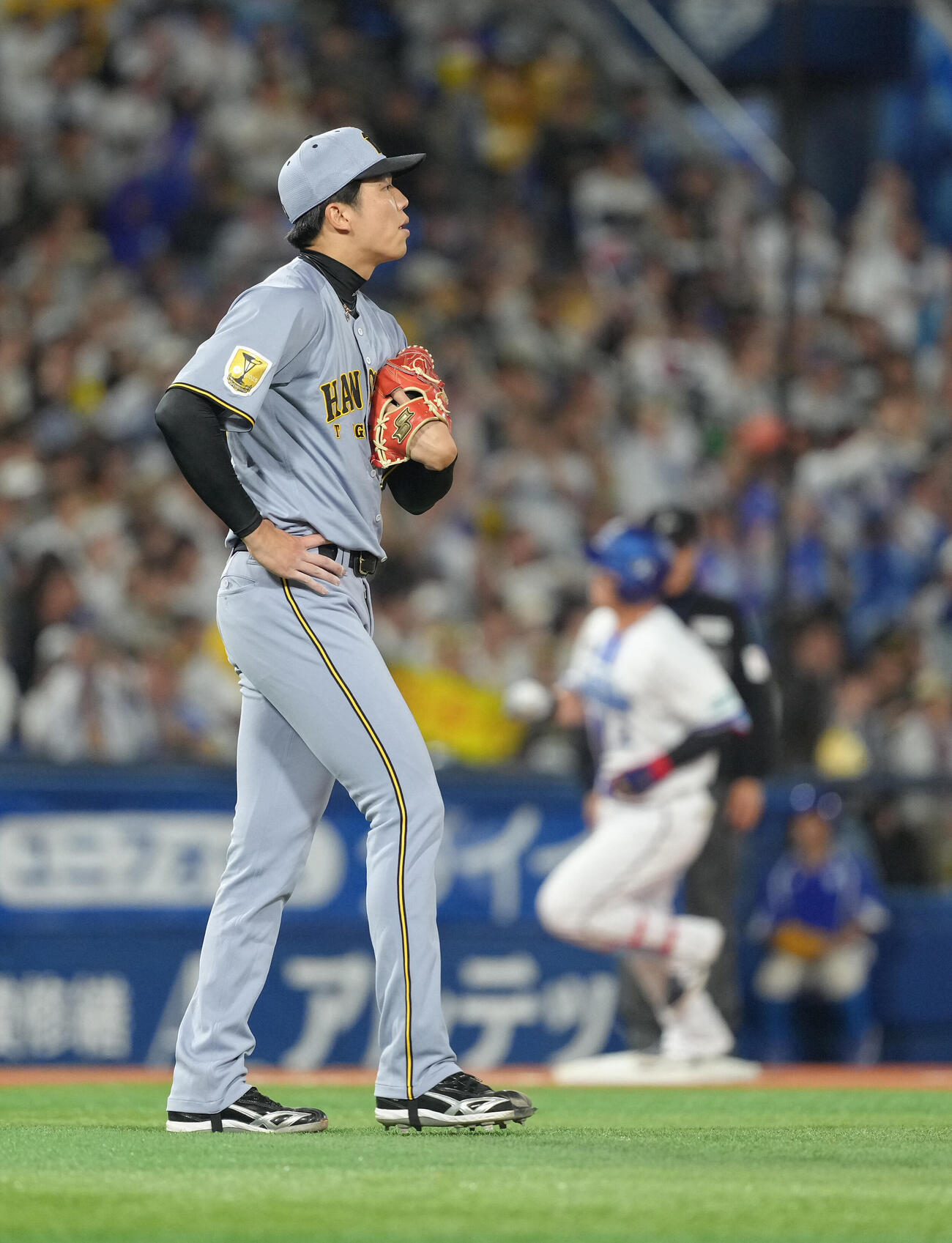 DeNA対阪神　3回裏DeNA1死一塁、牧秀悟（後方）に2点本塁打を浴びた才木浩人（撮影・足立雅史）　