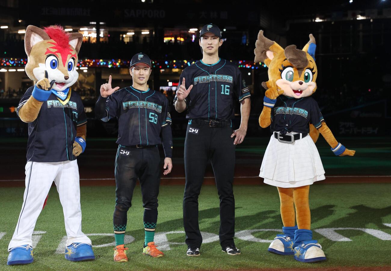日本ハム対楽天　試合後、ポーズをとる奈良間大己（左）と達孝太（撮影・黒川智章）